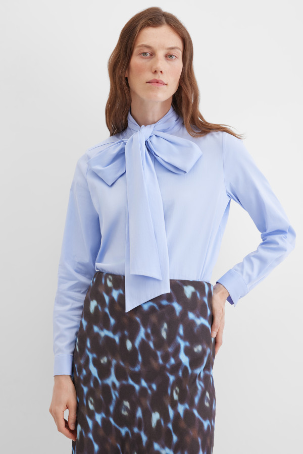 Блузка с бантом