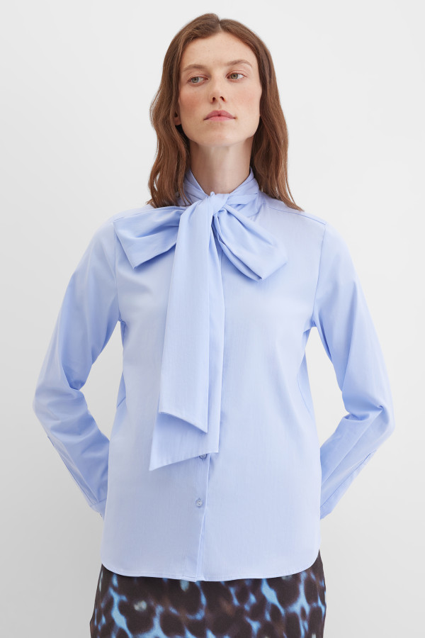 Блузка с бантом