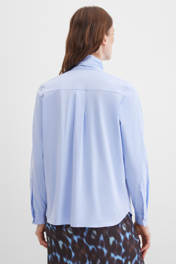 Блузка с бантом