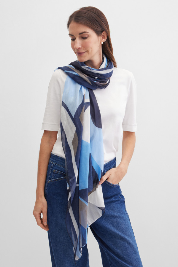 Шарф с абстрактным принтом