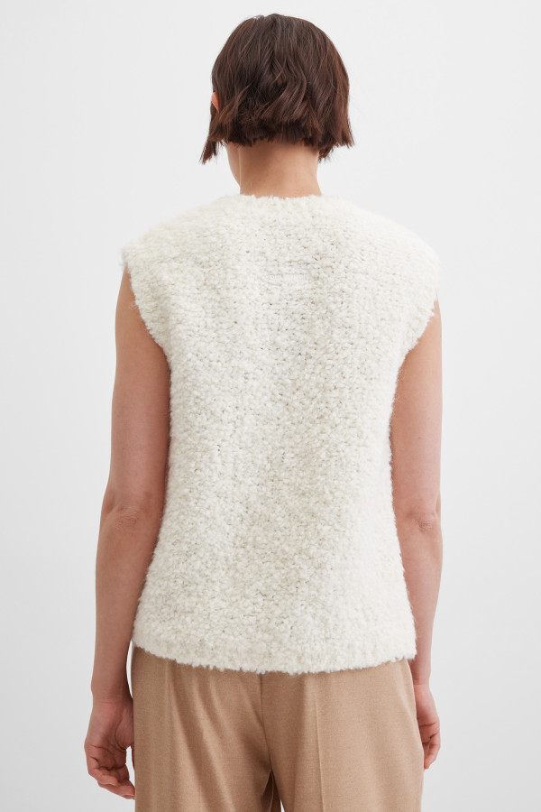 Жилет вязаный