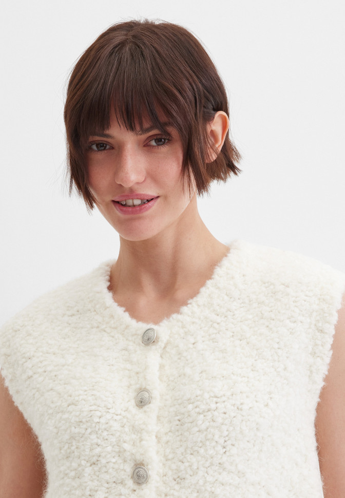 Жилет вязаный