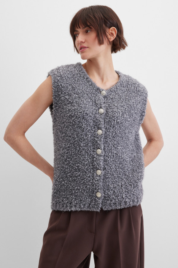 Жилет вязаный