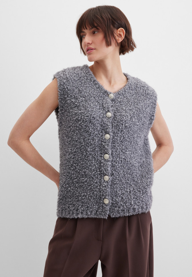 Жилет вязаный