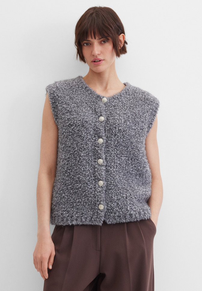Жилет вязаный