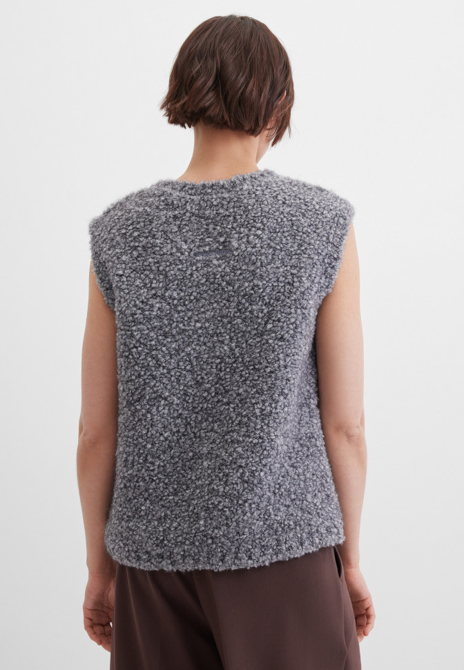 Жилет вязаный