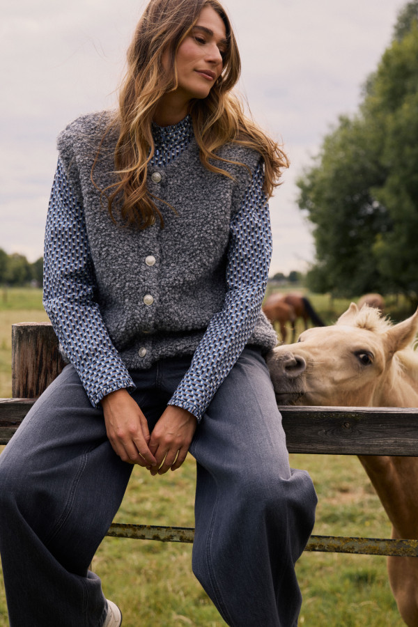 Жилет вязаный