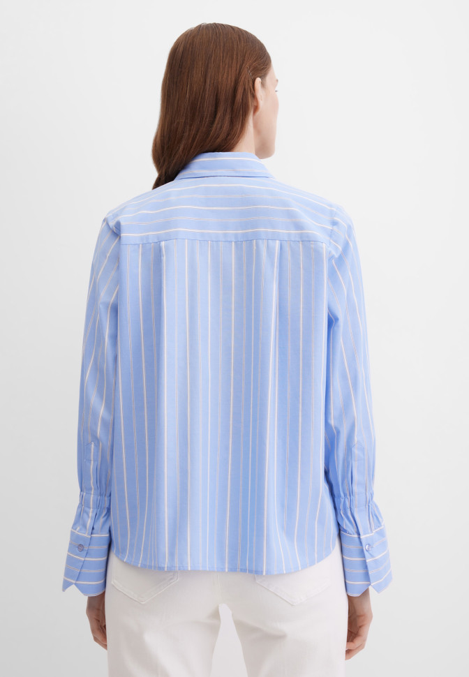 Блузка с широкими манжетами