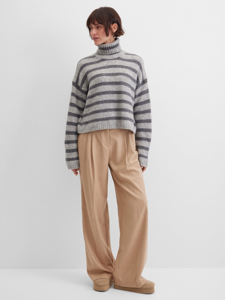 Свитер в полоску