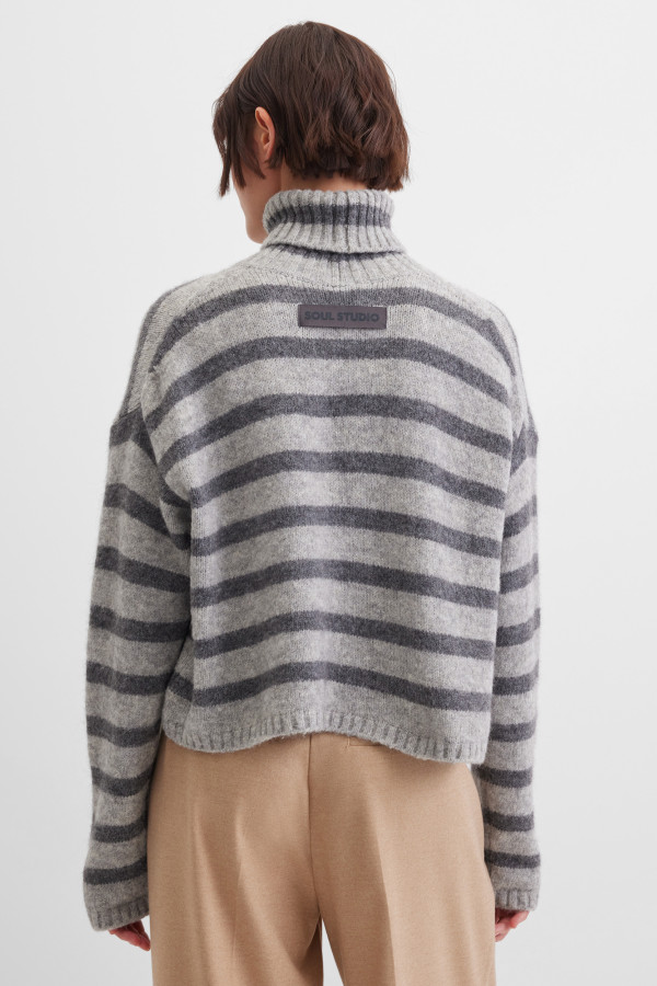 Свитер в полоску