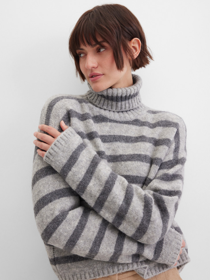 Свитер в полоску