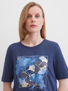 Футболка с цветочным принтом и округлым вырезом
