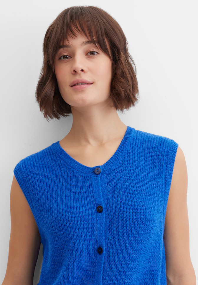 Жилет трикотажный на пуговицах