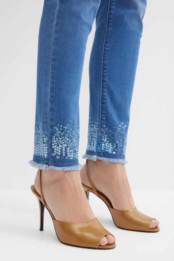 Джинсы зауженные с эффектом потертости