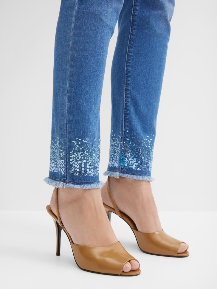 Джинсы зауженные с эффектом потертости