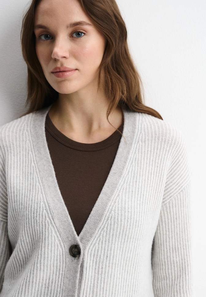 Кардиган с  пуговицами