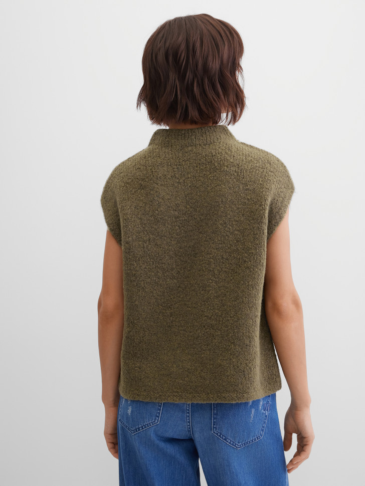 Жилет вязаный