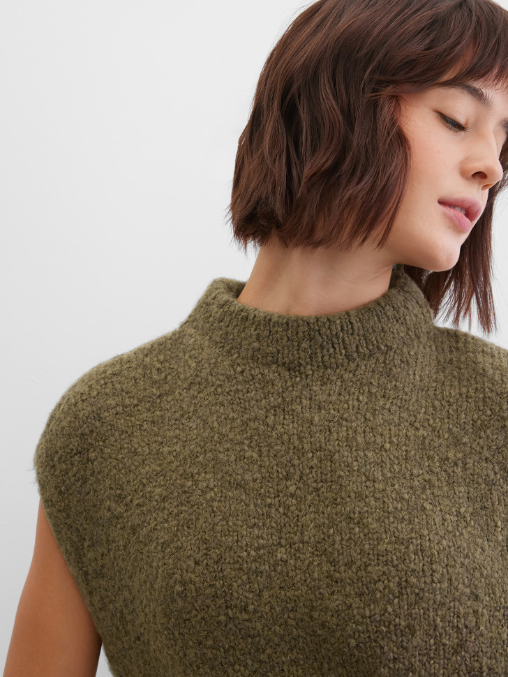 Жилет вязаный