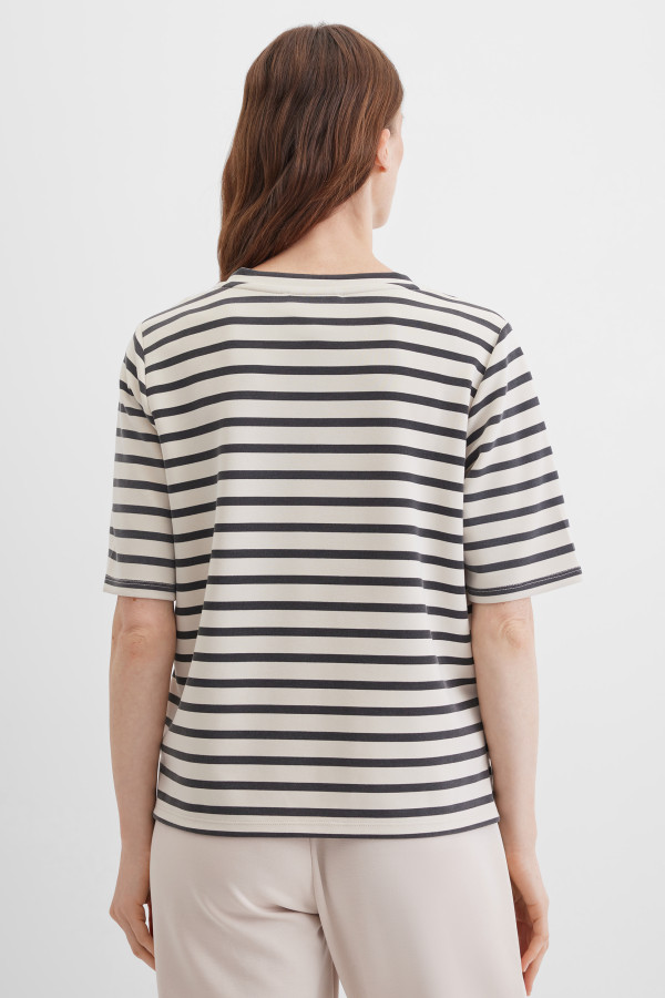 Футболка с V-вырезом