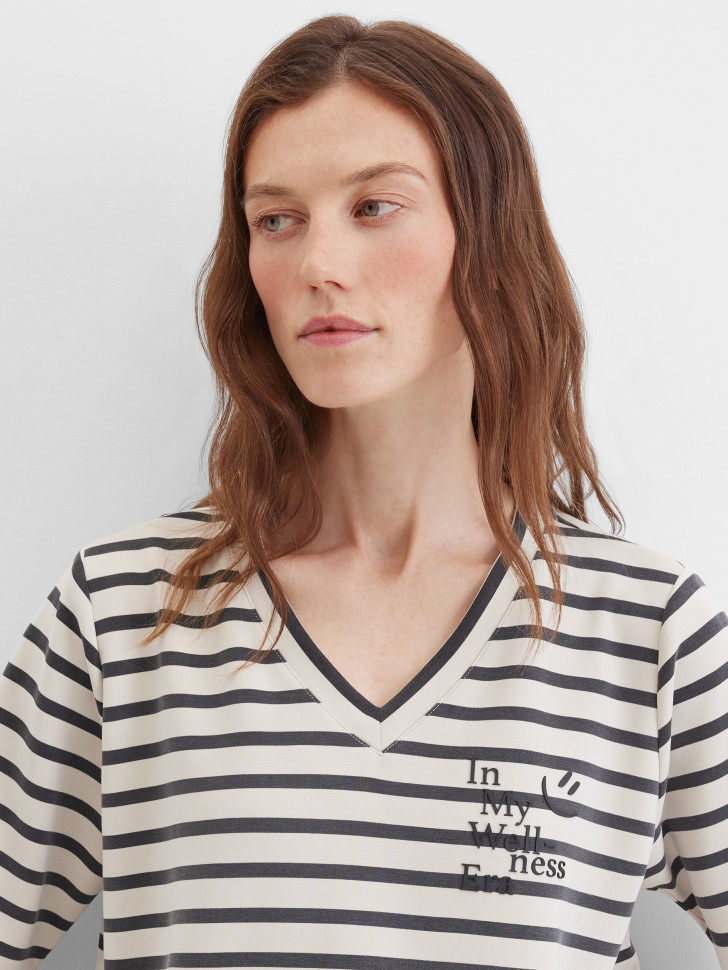 Футболка с V-вырезом