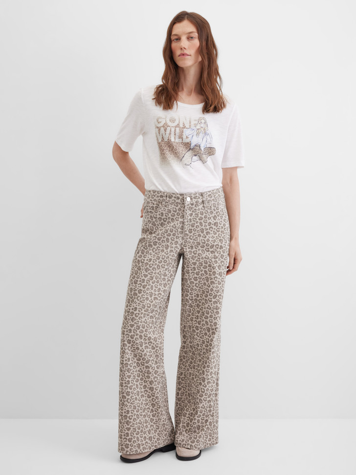 Джинсы широкие с принтом