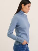 Водолазка с декоративными пуговицами