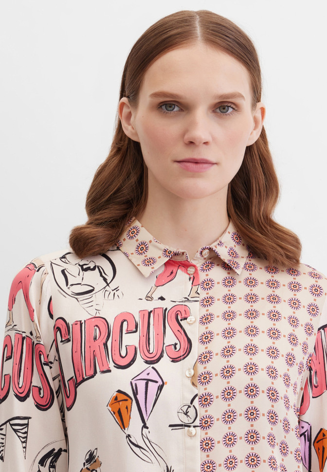 Блузка с принтом и надписями