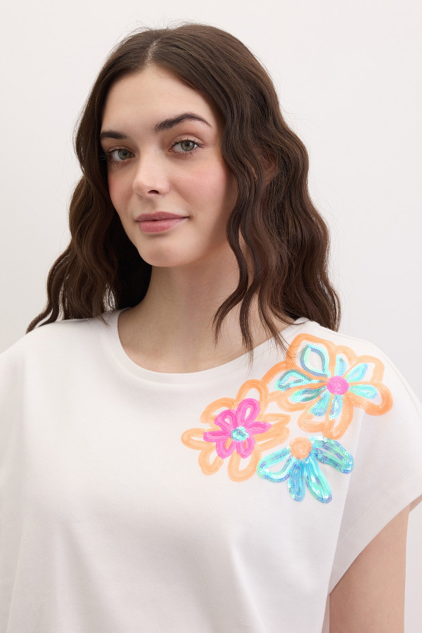 Футболка с аппликацией из пайеток