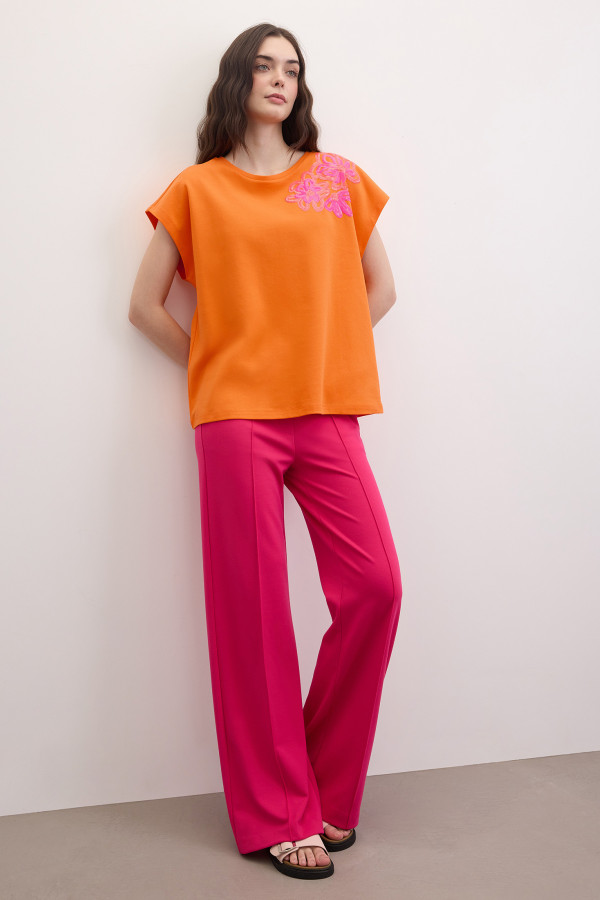 Футболка с аппликацией из пайеток