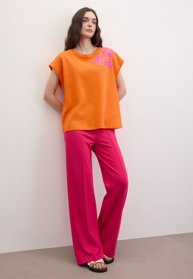 Футболка с аппликацией из пайеток