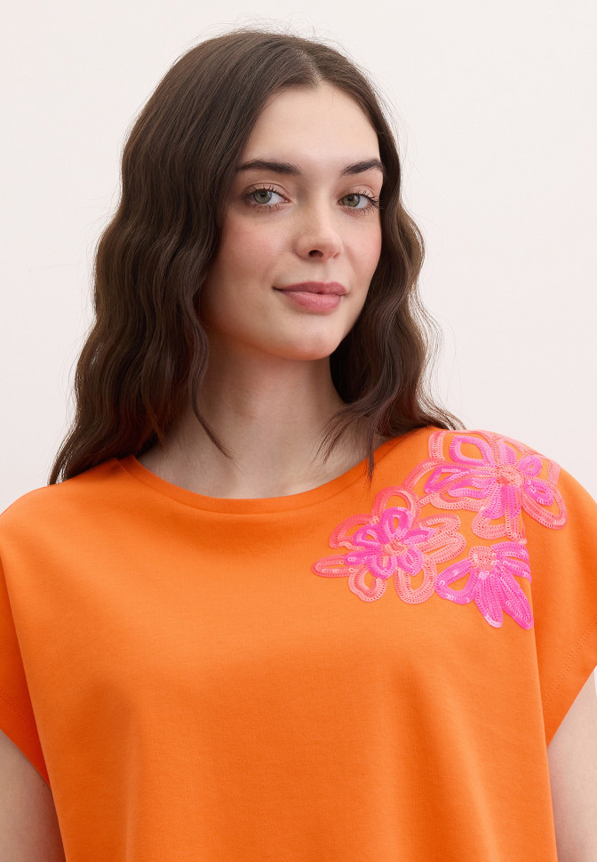 Футболка с аппликацией из пайеток