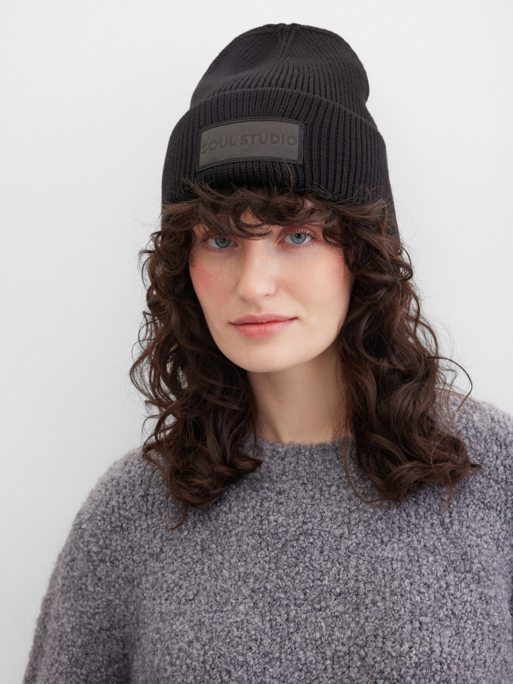 Шапка с нашивкой