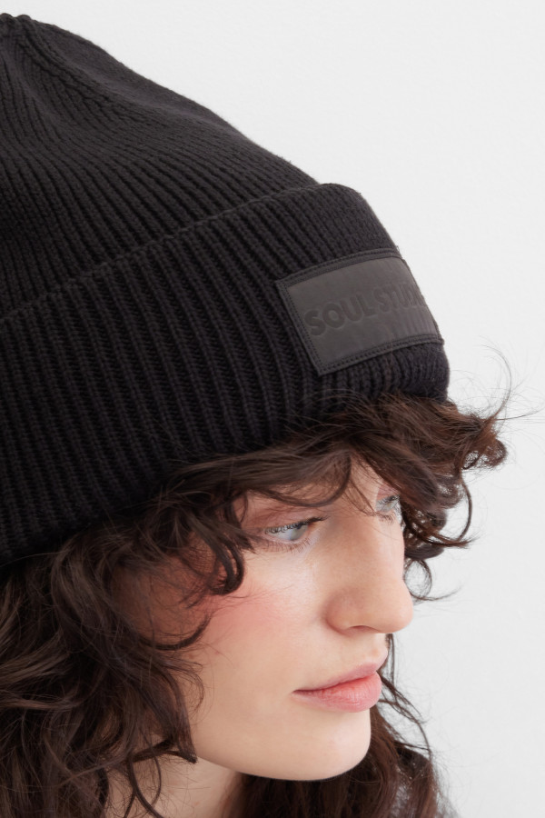 Шапка с нашивкой