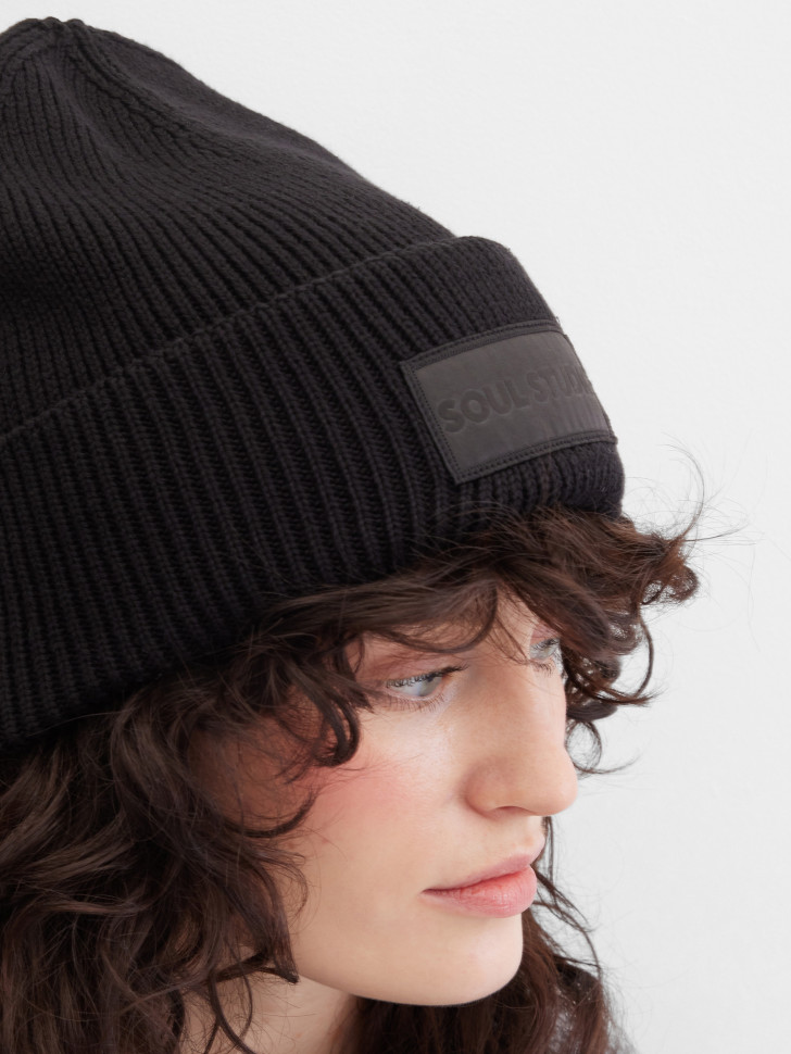 Шапка с нашивкой