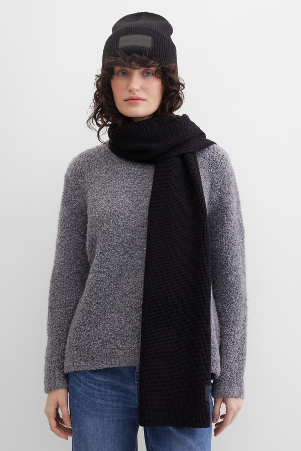 Шапка с нашивкой