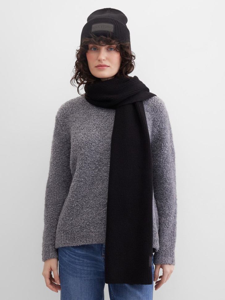 Шапка с нашивкой