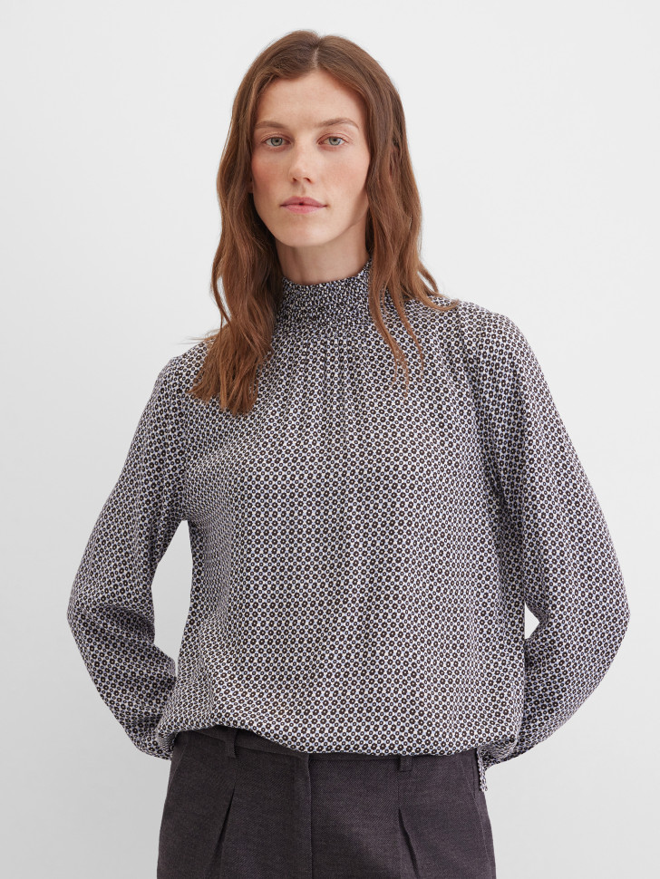 Блузка с воротником-стойкой