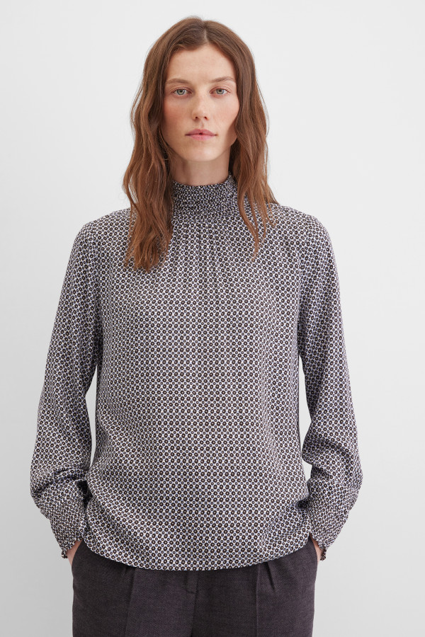 Блузка с воротником-стойкой