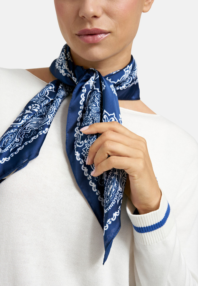 Платок в принте пейсли