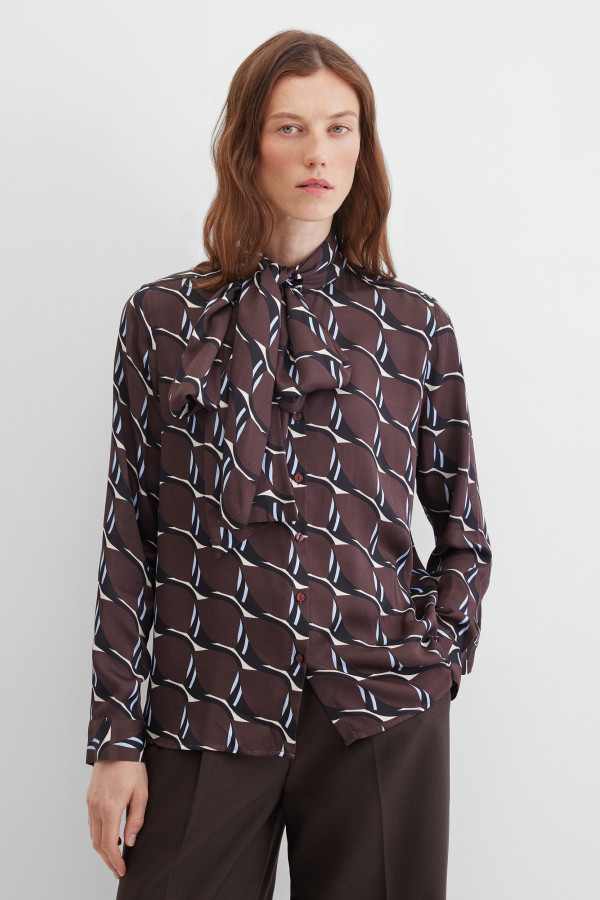 Блузка с бантом