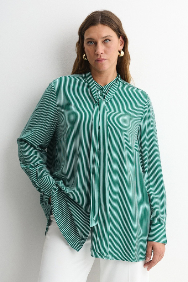 Блузка с бантом в полоску