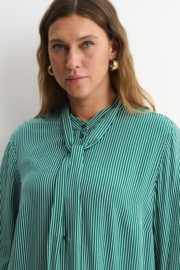 Блузка с бантом в полоску