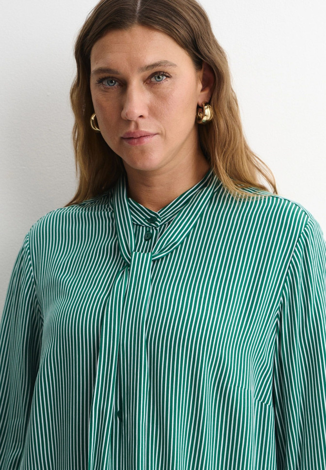 Блузка с бантом в полоску