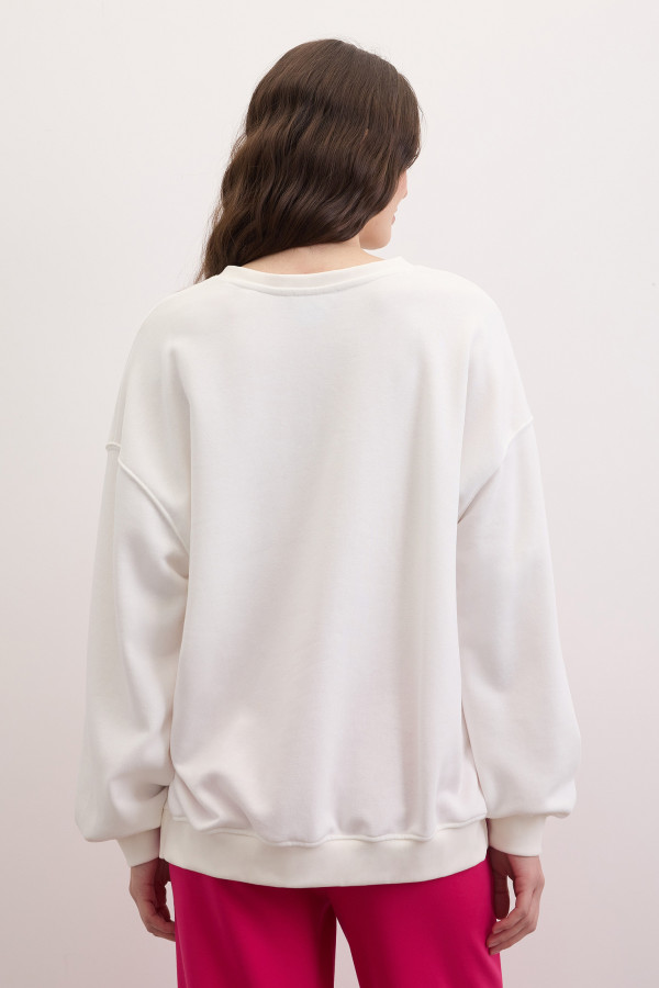 Свитшот оверсайз с разрезами и вышивкой пайетками