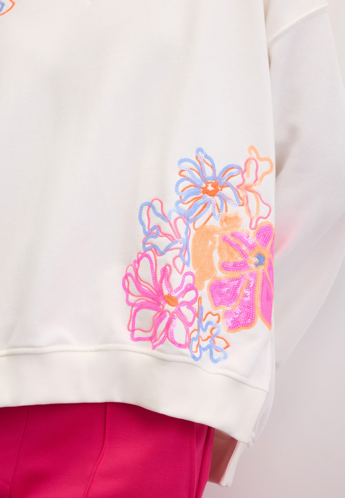 Свитшот оверсайз с разрезами и вышивкой пайетками