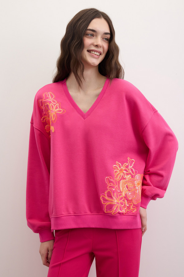 Свитшот с вышивкой пайетками