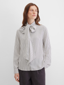 Блузка с бантом