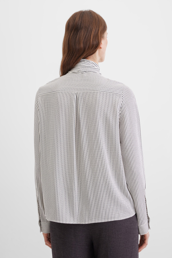 Блузка с бантом