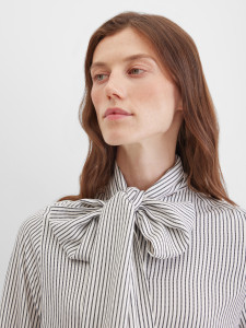 Блузка с бантом