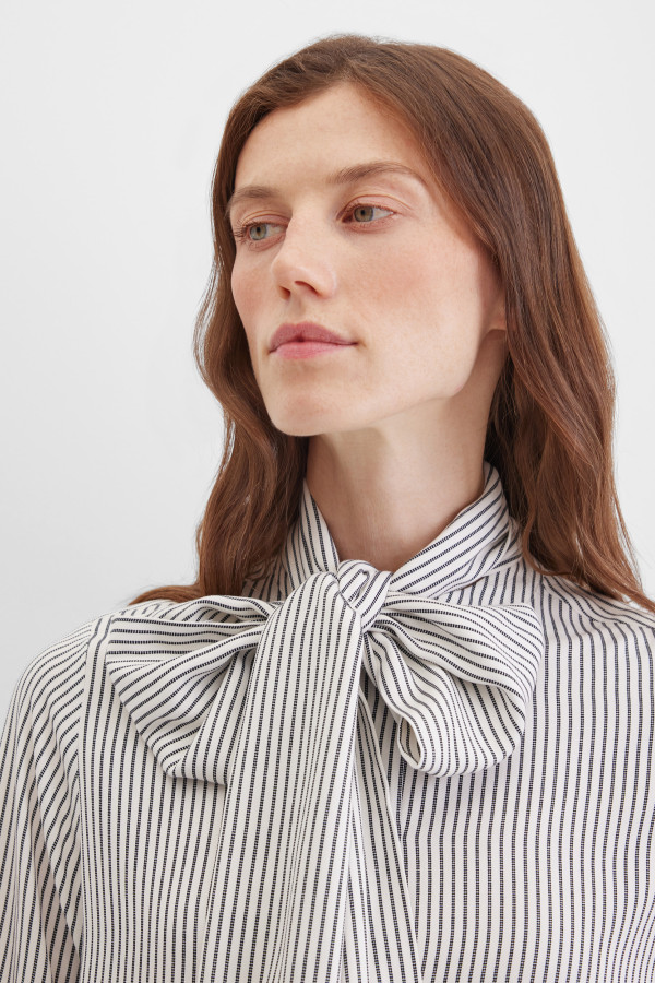 Блузка с бантом